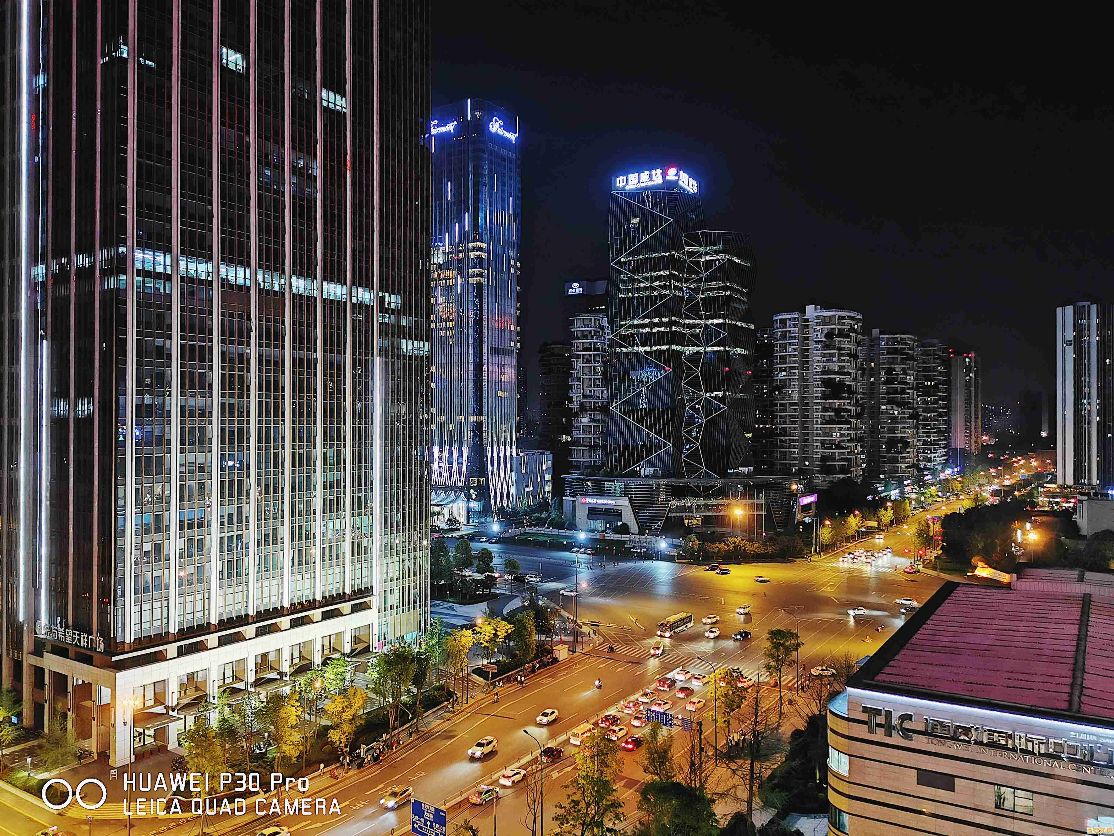 徕卡三摄华为P30:超强夜景拍摄,时尚设计与科技融合的全新旗舰 徕卡三摄华为P30:超强夜景拍摄,时尚设计与科技融合的全新旗舰