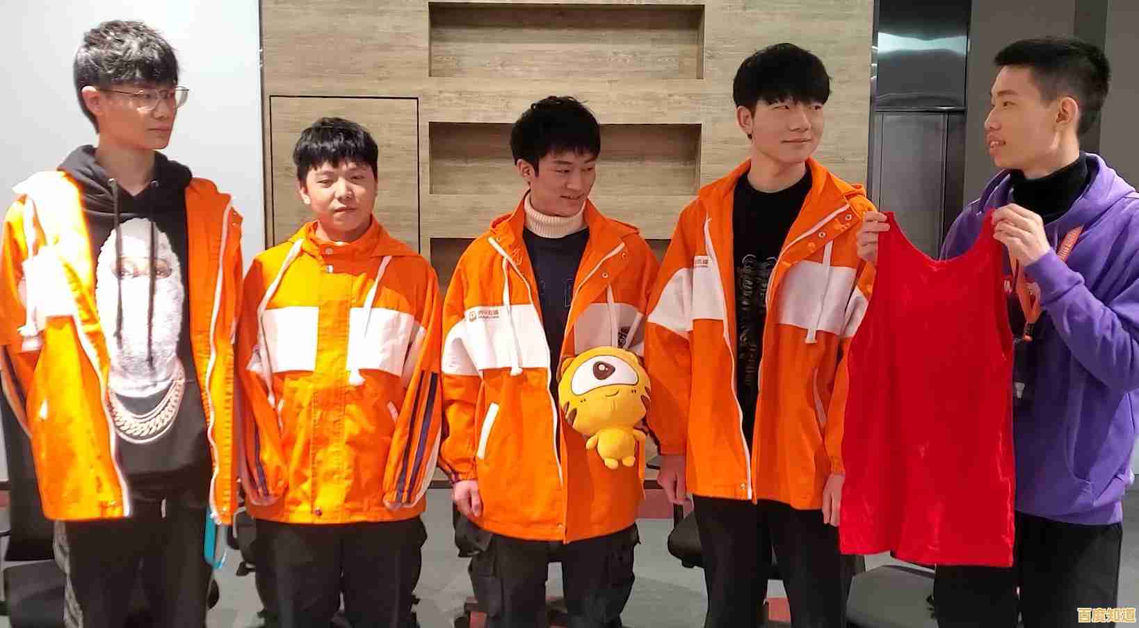 想和朋友组队开黑？和平国际服》自带语音联机功能，不来试试吗？